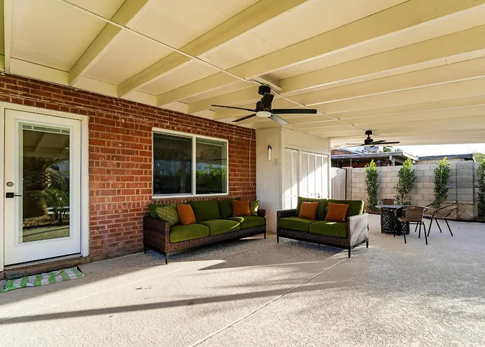 Shop, Swim & Explore: Updated Home! Holiday home