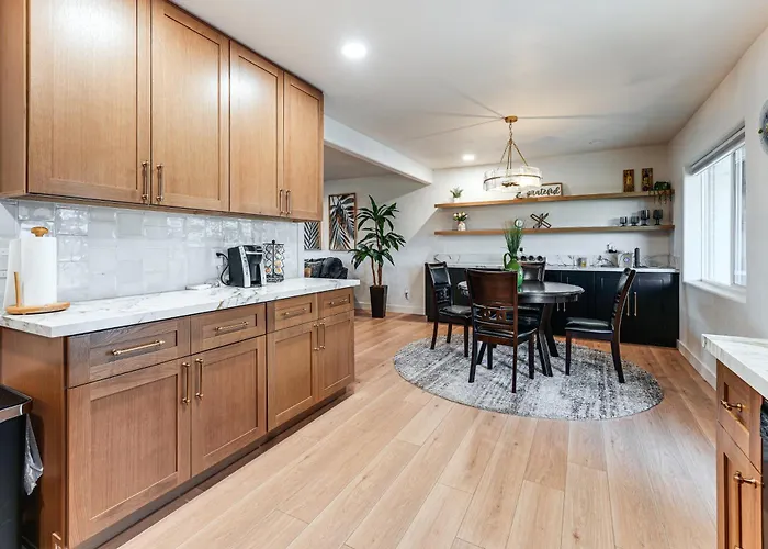 Shop, Swim & Explore: Updated Home! Holiday home Phoenix