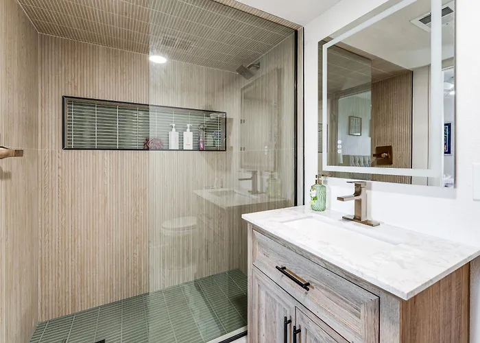 Shop, Swim & Explore: Updated Home! Holiday home
