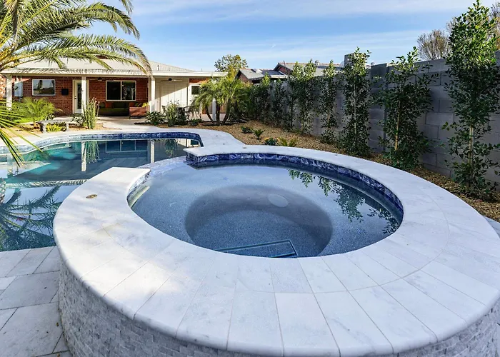 Shop, Swim & Explore: Updated Home! Holiday home Phoenix